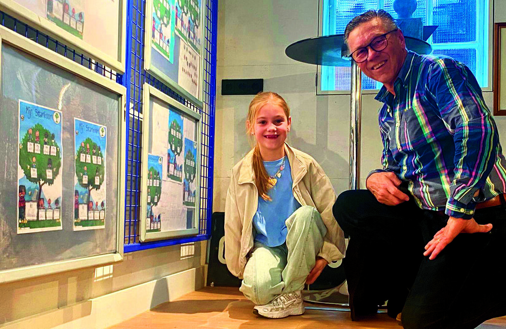 Elle met haar opa Herman.jpg