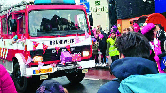 Zelfs een brandweerwagen reed mee in de stoet door het centrum.jpg