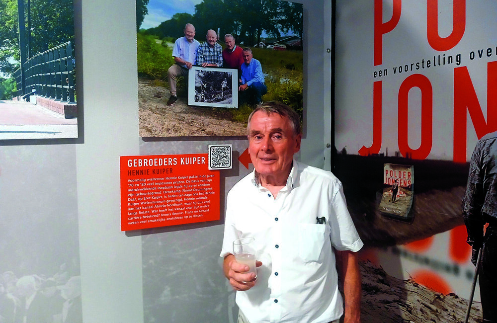 Hennie Kuiper in de expositieruimte