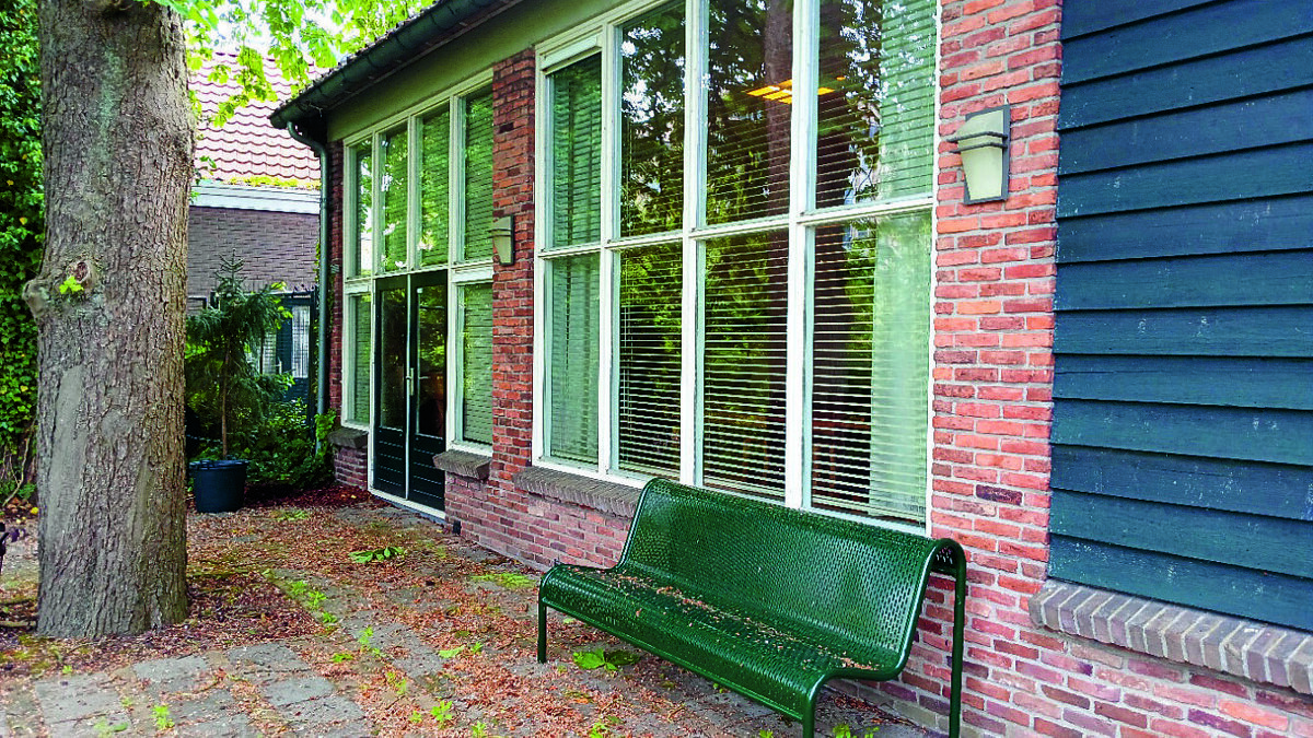 Achterzijde met terras van de vrijmetselaars.jpg