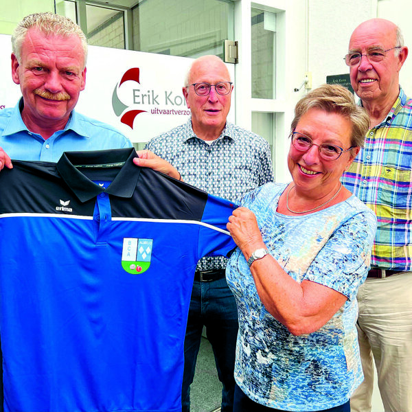 Bowls spelers blij met nieuwe shirt.jpeg