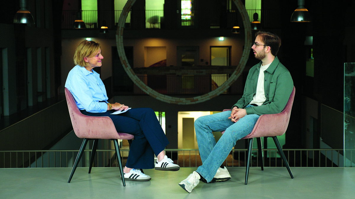 Still_Presentator Bjorn Blom in gesprek met psycholoog Annet Lentferink
