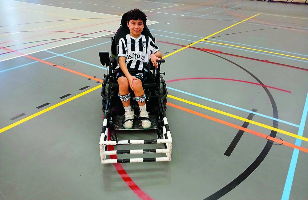 De 10 jarige Ira geniet met volle teugen van het Rolstoelvoetbal