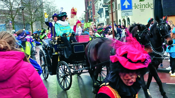 In een koets met paarden trok de Sint door Almelo.jpg