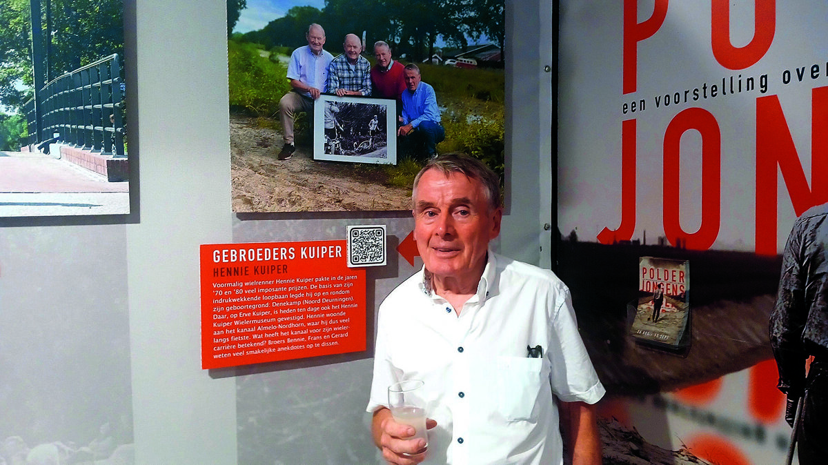 Hennie Kuiper in de expositieruimte