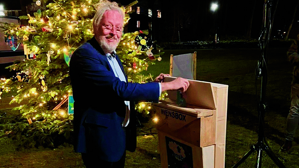 wethouder Cel Severijn doet de eerste wens in de box.jpg