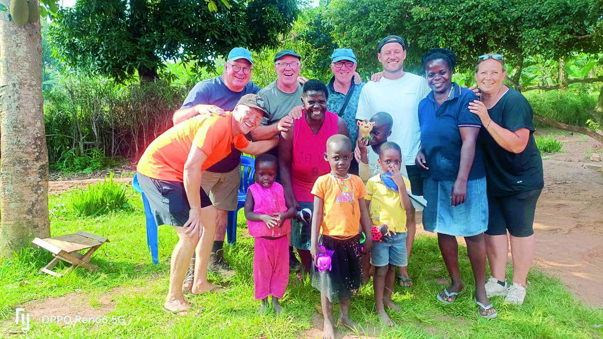 Kleding gegeven aan plaatselijke bewoners vlnr Betto Nijland.jpg