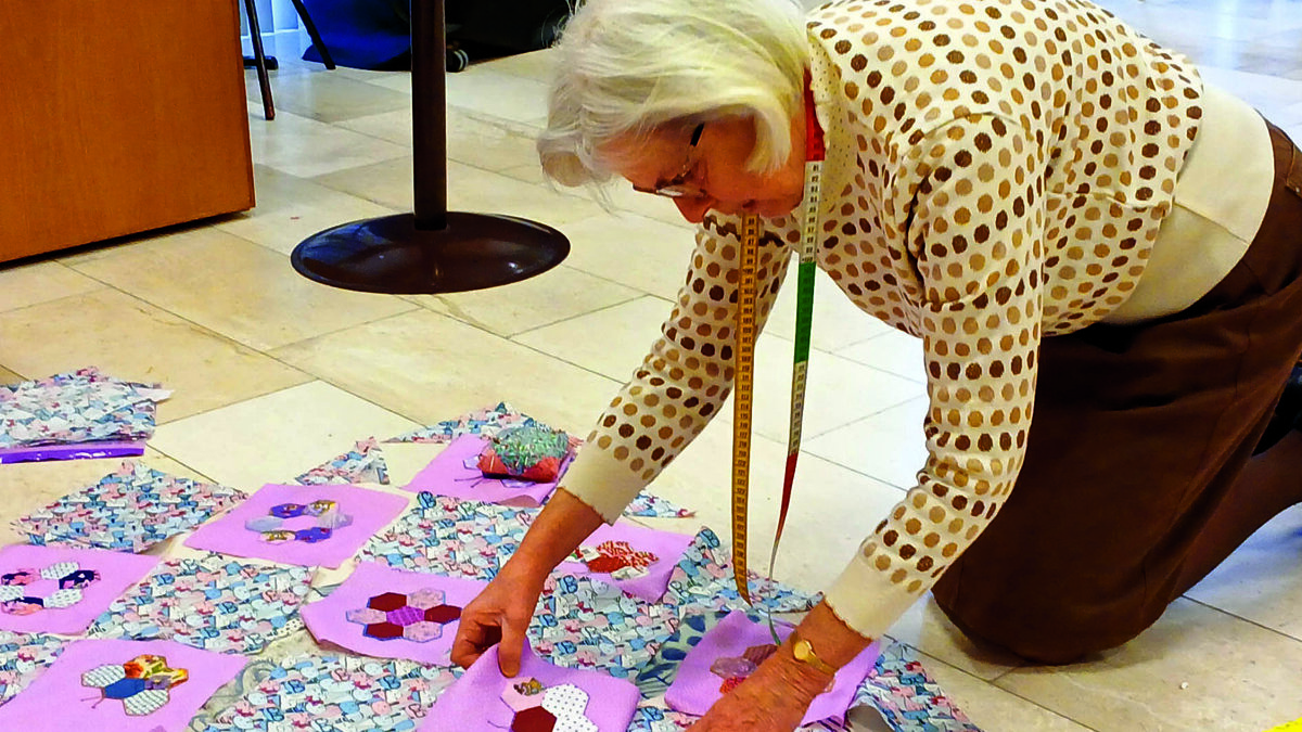 Op de knieën om de droomdeken te realiseren.jpg