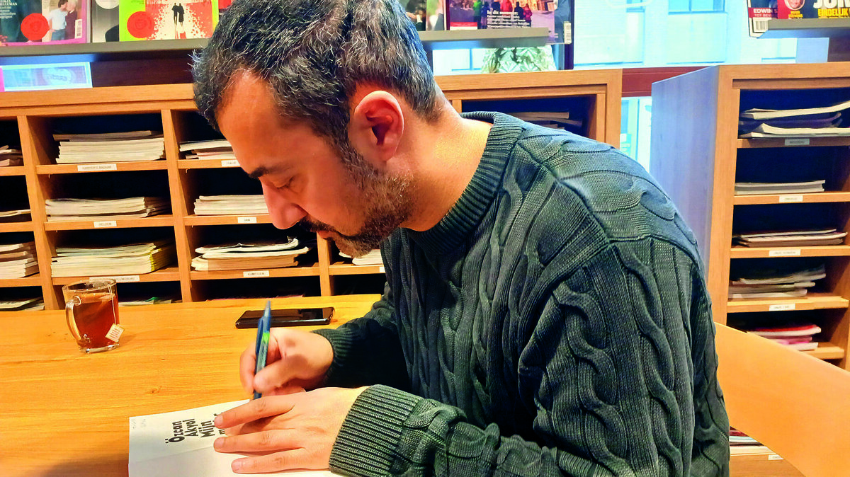 Eus signeert verschillende boeken.jpg