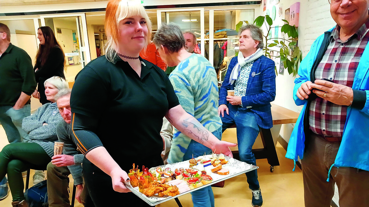 Lekkere hapjes werden meerdere keren uitgedeeld.jpg