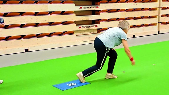 Een dameslid in actie voor een fraaie worp.jpg