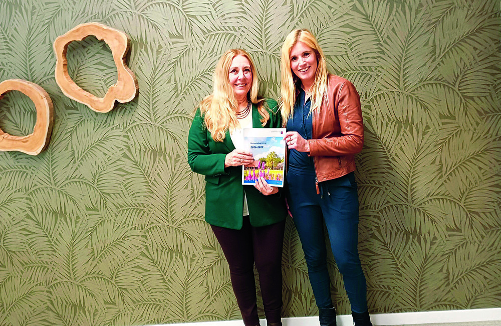 Wethouder Marian Oosterbroek en controller Wendy Wegdam.jpg