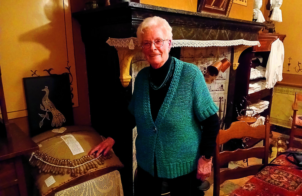 Toos bij haar kantkloswerk.jpg