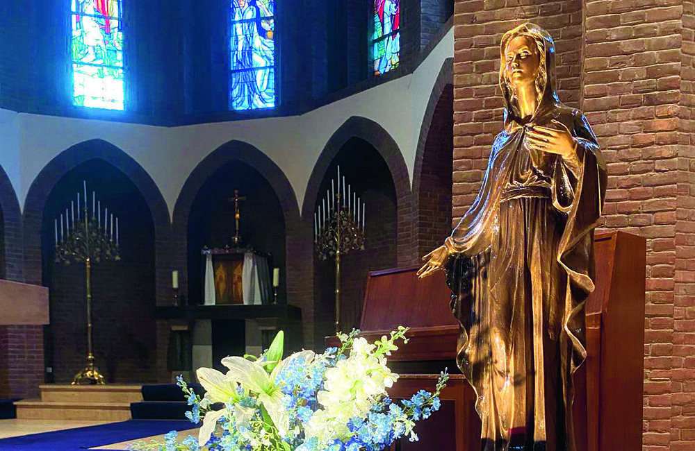 Foto Mariabeeld voor in de kerk Saasveld.jpg