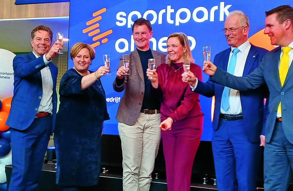 Wethouders , directeur Norelbouw en directeur Sportbedrijf brengen een toast uit.jpg
