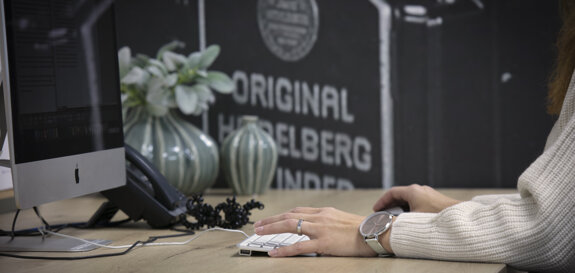 Buro+handen toetsenbord 1.jpg