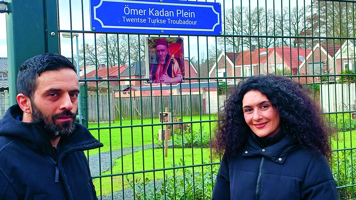 Ayse samen met haar broer Harun bij het pleintje genoemd naar haar Vader.jpg