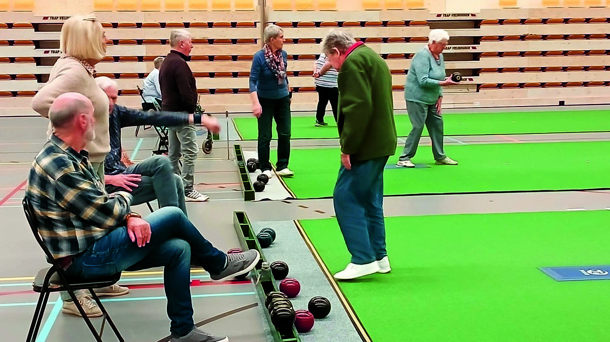 De een kijkt, de ander rust even uit en weer een ander wacht op zijn of haar beurt.jpg