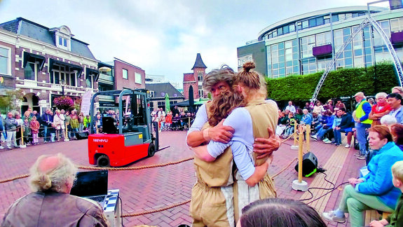 Even elkaar moet inspreken alvoren ze aan hun acrobatiek beginnen.jpg