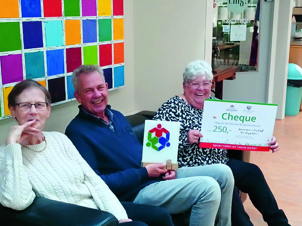 Vol trots tonen Els, Sjaak en Jeannette de wisselbokaal en de cheque.jpg