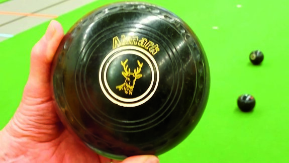 Er mag in allerlei kleuren gespeeld worden. Elke bal heeft een eigen teken aan de zijkant.jpg