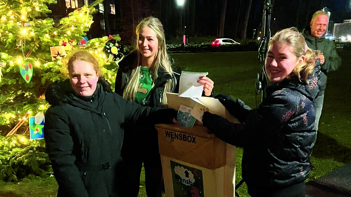 Amy en Lindsay van de Korenschoof doen samen met begeleider Maura de eerste wensen in de box.jpg