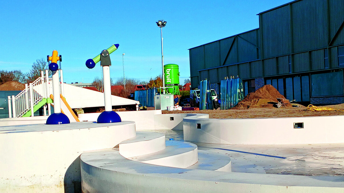 Een aantal speeltoestellen voor de kleintjes staan buiten  al klaar.jpg