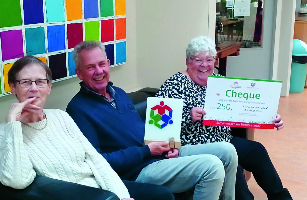 Vol trots tonen Els, Sjaak en Jeannette de wisselbokaal en de cheque.jpg