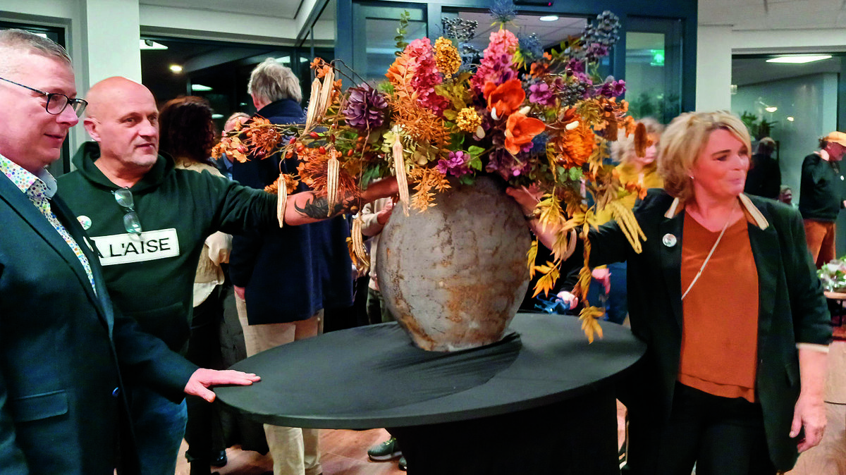 Prachtige vaas met bloemen van het Thuis Team Twente.jpg