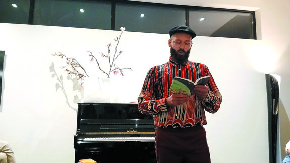 In een beschikbaar gestelde woonkamer droeg René Oskam hele boeiende gedichten voor.jpg