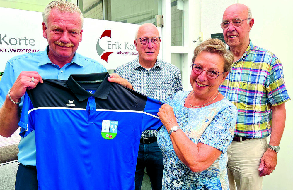 Bowls spelers blij met nieuwe shirt.jpeg