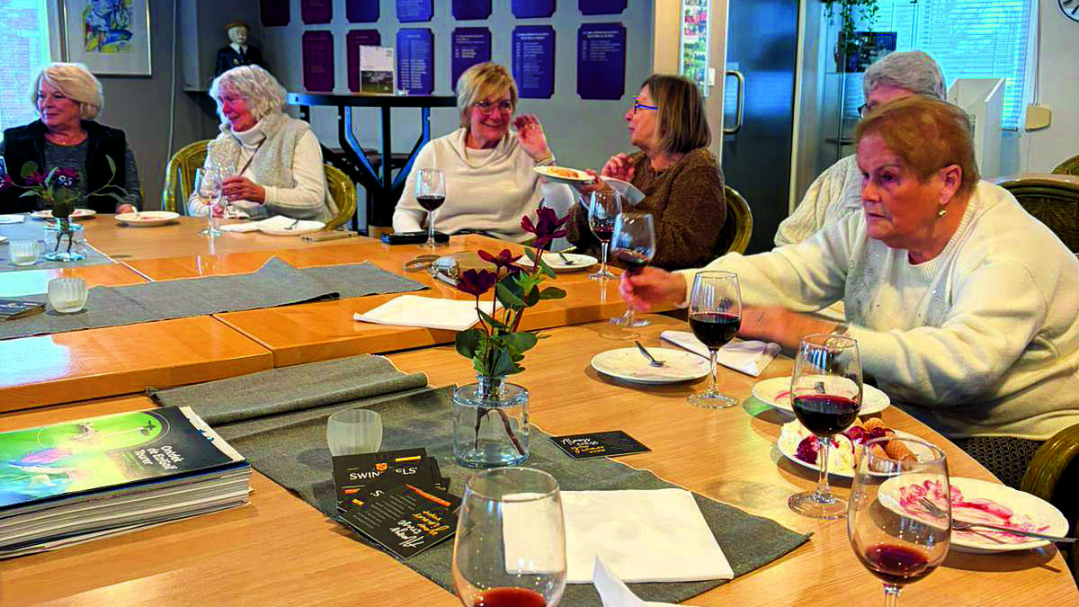 golfdames genieten van glühwein.jpg