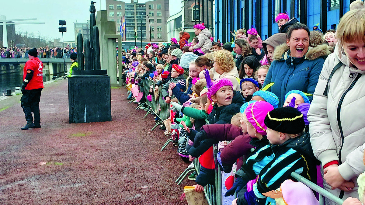 Ondanks het druilerige weer stonden groot en klein weer rijen dik langs de kade.jpg