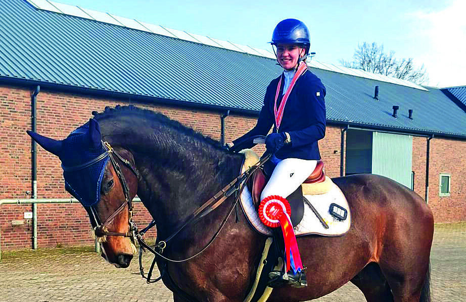 Merle met het erelint opgesteld met Just Kharley.jpg