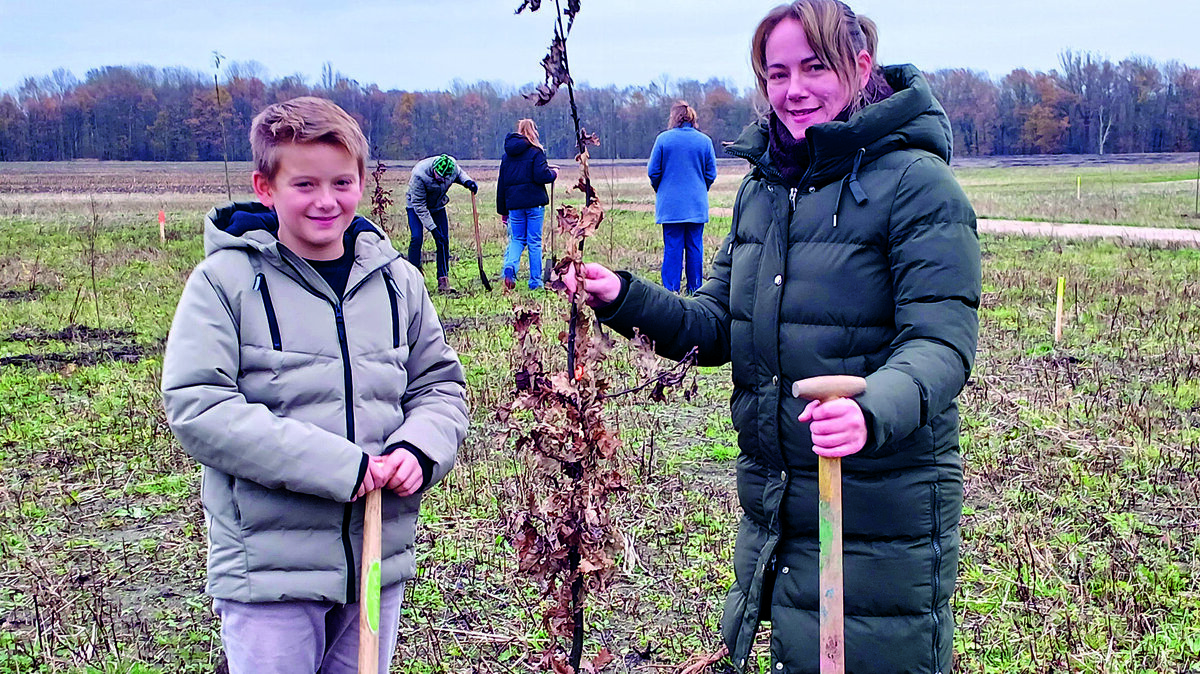 Thijs en zijn moeder Eline met een eikenboom.jpg