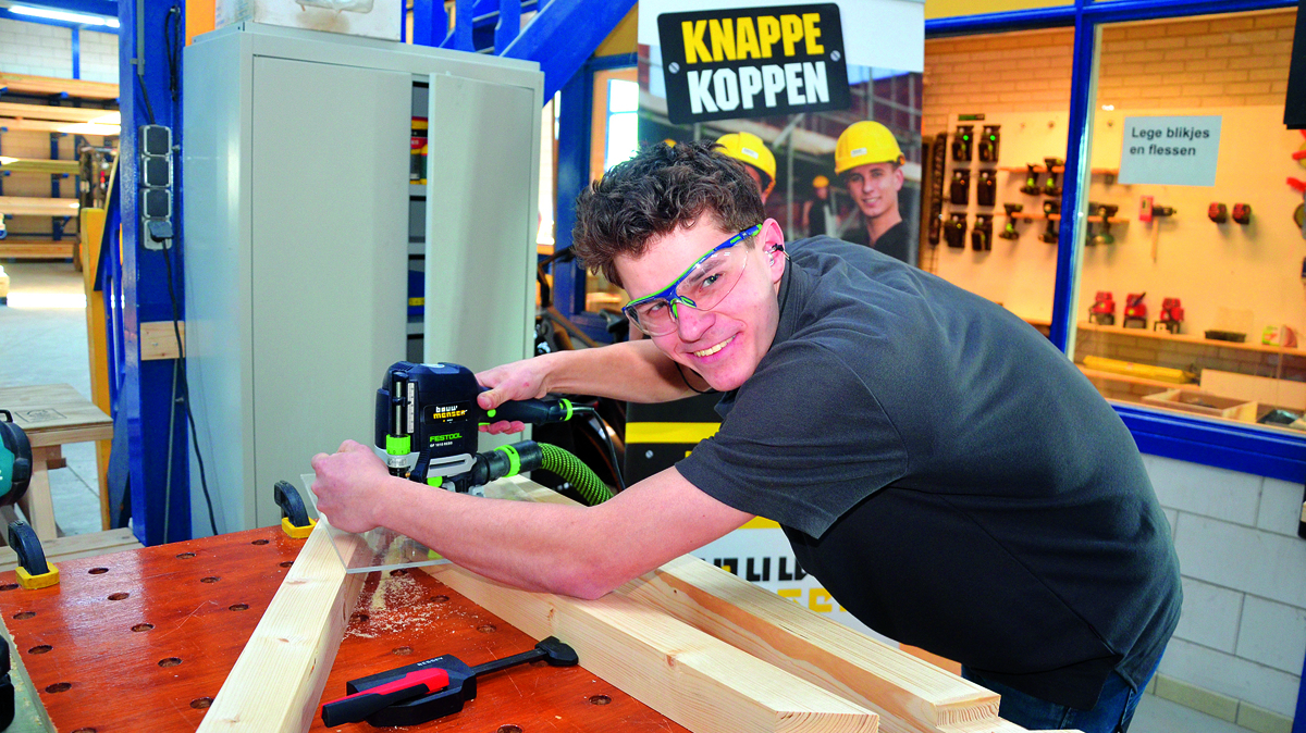 jochem zorgt voor de nodige verfijning aan zijn werkstuk.JPG