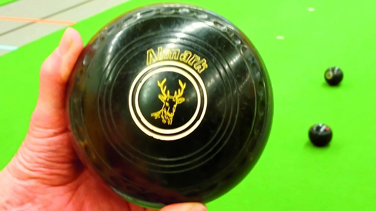 Er mag in allerlei kleuren gespeeld worden. Elke bal heeft een eigen teken aan de zijkant.jpg