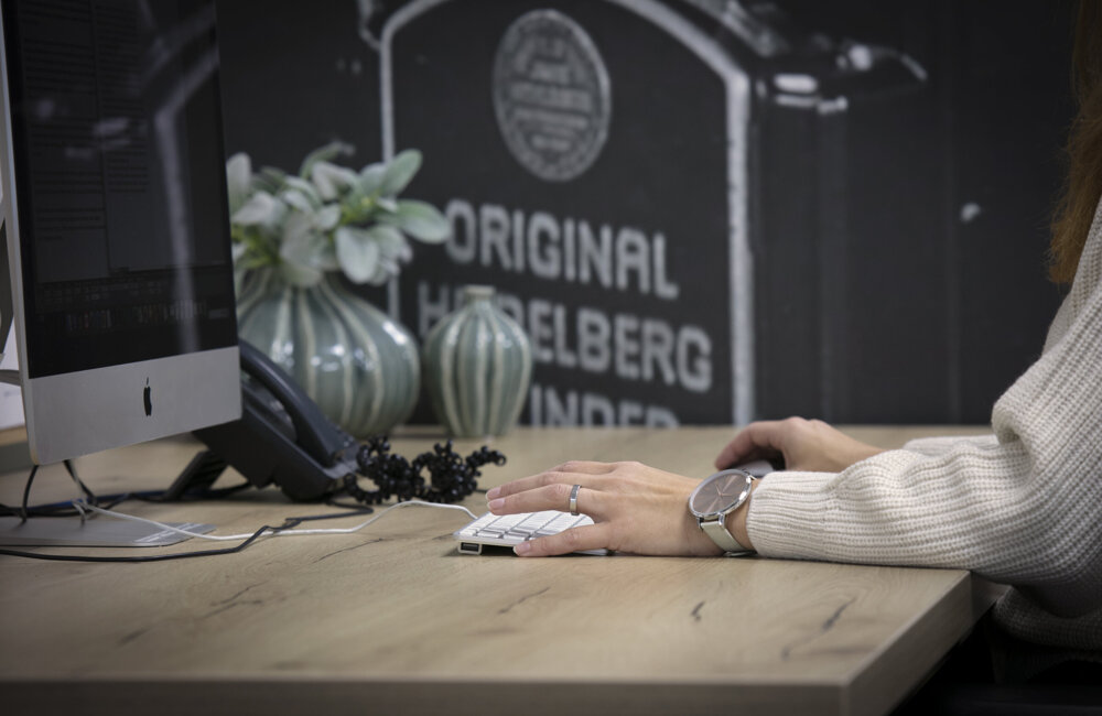 Buro+handen toetsenbord kopie.jpg