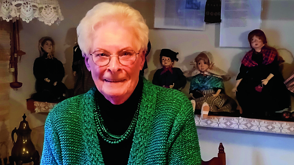 Toos in het hoekje waar ze vaak aan het kantklossen was.jpg