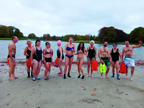 Groepje ijszwemmers.jpg