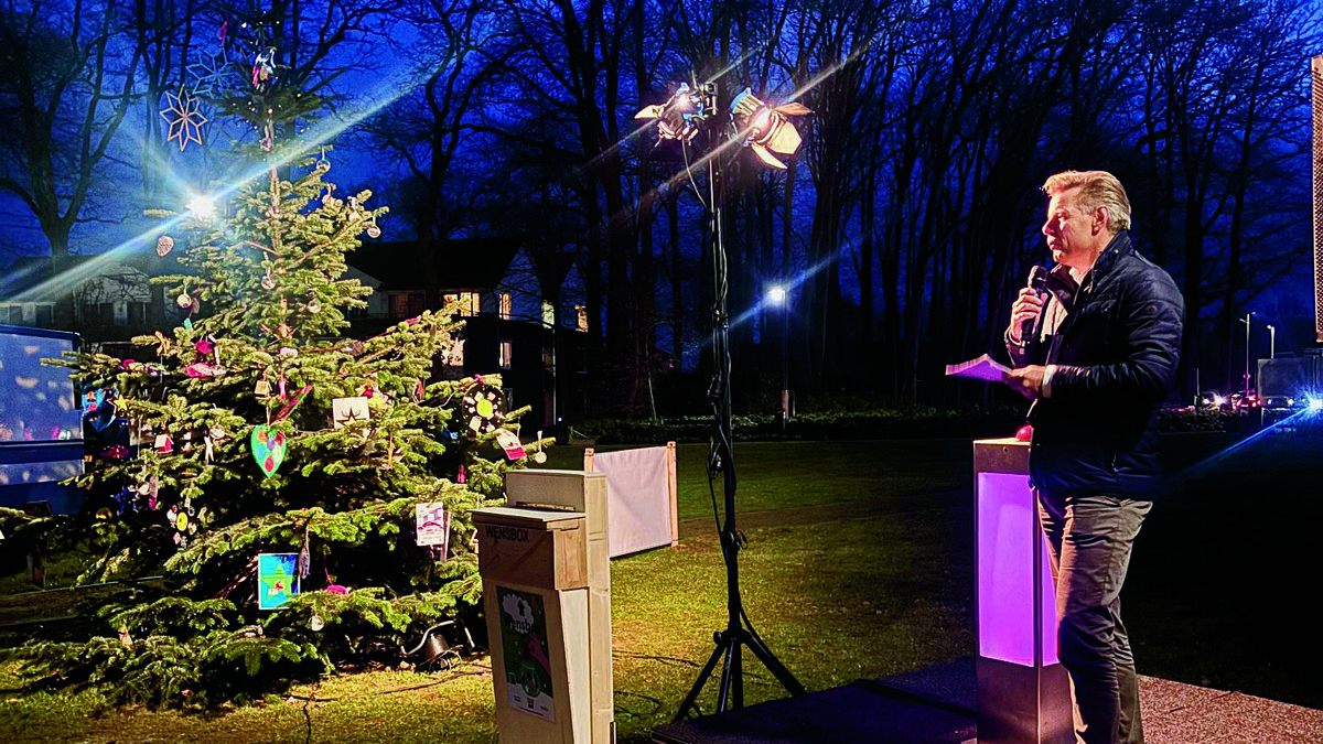 Remco Rijsenbrij licht de wensboom Weerselo toe.jpg