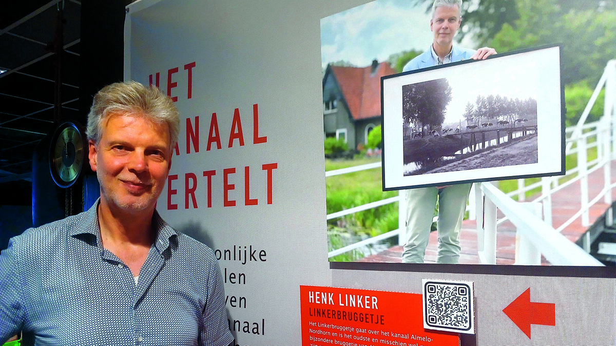 Henk Linker bij 'zijn' monumentale bruggetje
