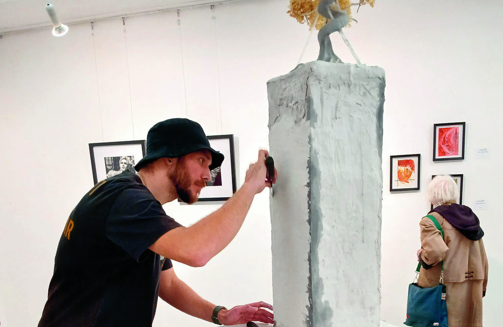 Demian Eek Timmerman aan het werk in de Kunsthal