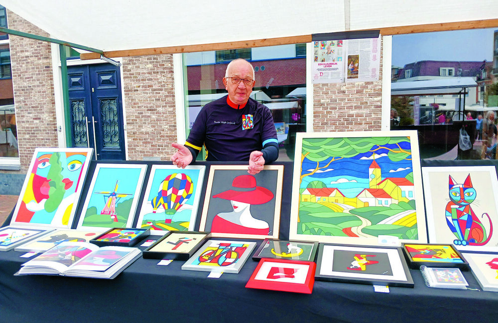 Joseph Lenferink met zijn 'Monderiaan getinte werken'..jpg