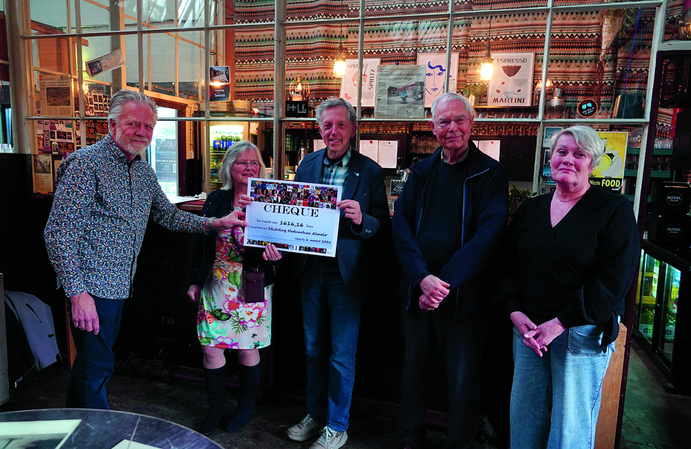 Cheque overhandiging aan het Natuurhus.JPG