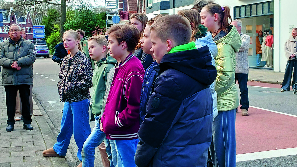 Leerlingen luisteren aandachtig naar de toespraken.jpg