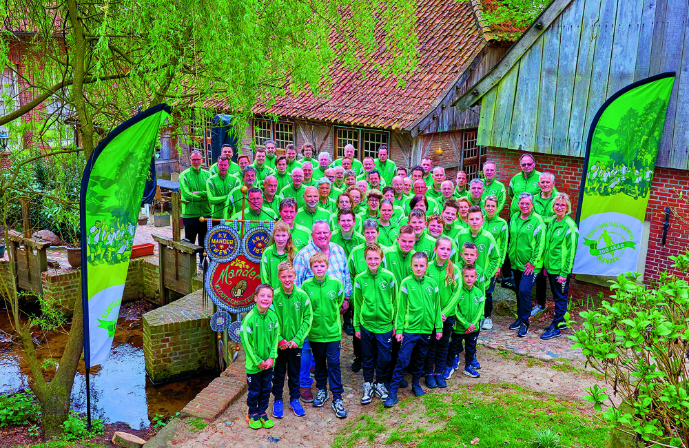 Foto 1. Leden KV Mander in nieuw clubtenue.jpg