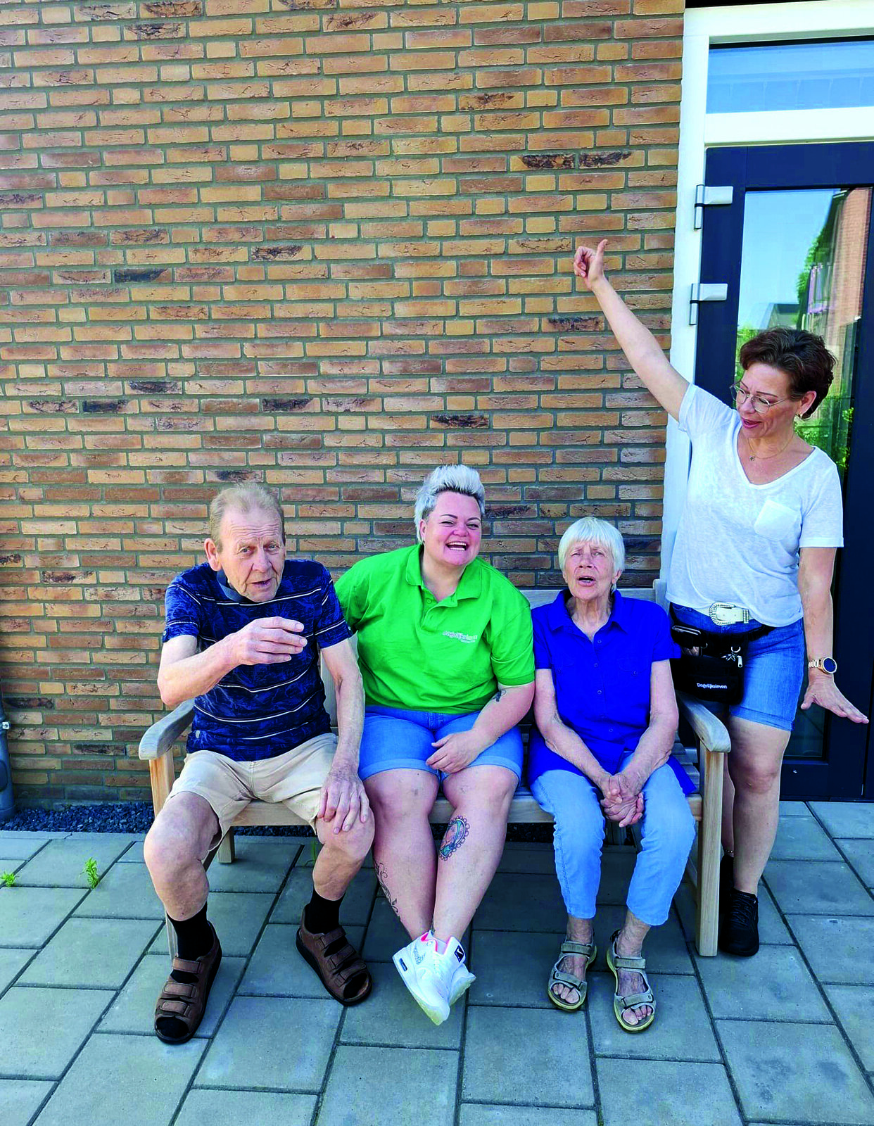 Bankje ColckHof, rechts Marianne Stoelers