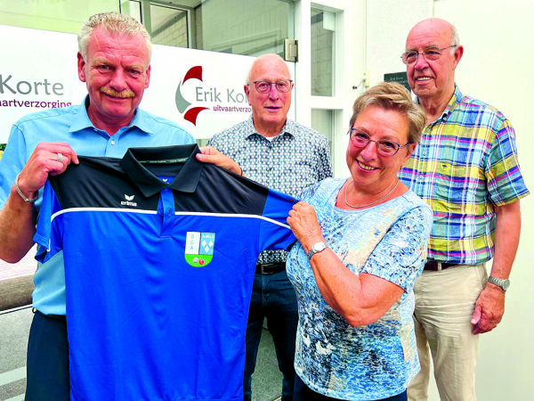 Bowls spelers blij met nieuwe shirt.jpeg