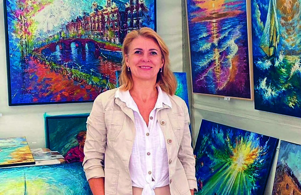 Nathalie met schilderijen